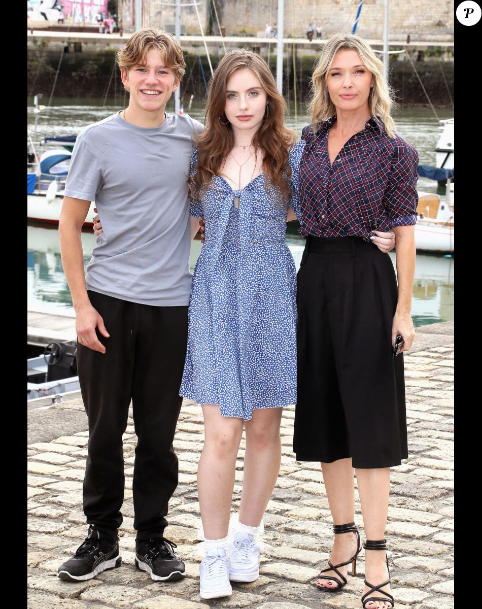 Louis Durant, Anne Marivin, Sandy Afiuni pour le telefilm "La vie, l'amour, tout de suite" - Photocall de la série "La vie, l'amour, tout de suite" lors de la 24ème édition du Festival de la Fiction TV de La Rochelle le 15 septembre 2022. © Patrick Bernard/ Bestimage
