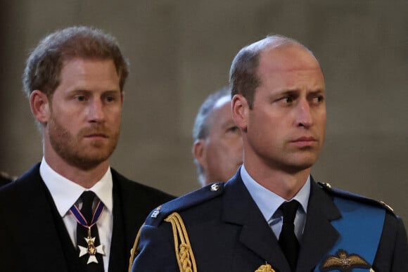 Le prince Harry, duc de Sussex, le prince de Galles William - Procession cérémonielle du cercueil de la reine Elisabeth II du palais de Buckingham à Westminster Hall à Londres. Le 14 septembre 2022.