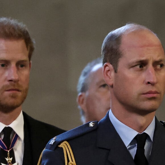 Le prince Harry, duc de Sussex, le prince de Galles William - Procession cérémonielle du cercueil de la reine Elisabeth II du palais de Buckingham à Westminster Hall à Londres. Le 14 septembre 2022.
