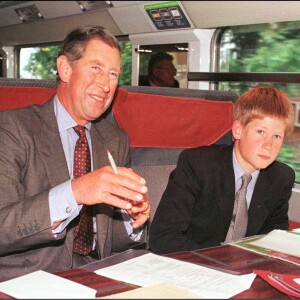 Le prince Charles et le prince Harry prennent l'Eurostar.