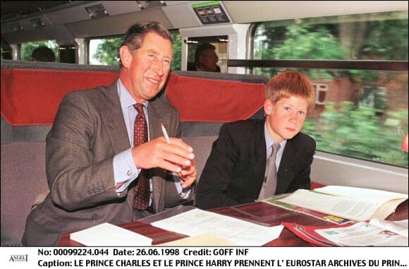 Le prince Charles et le prince Harry prennent l'Eurostar.