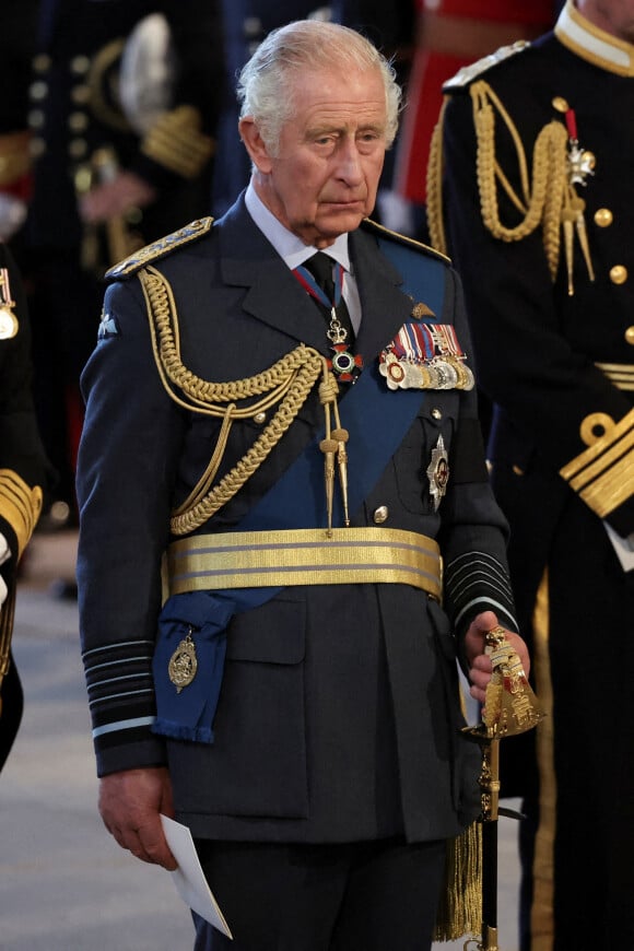 Le roi Charles III d'Angleterre - Intérieur - Procession cérémonielle du cercueil de la reine Elizabeth II du palais de Buckingham à Westminster Hall à Londres. Le 14 septembre 2022.