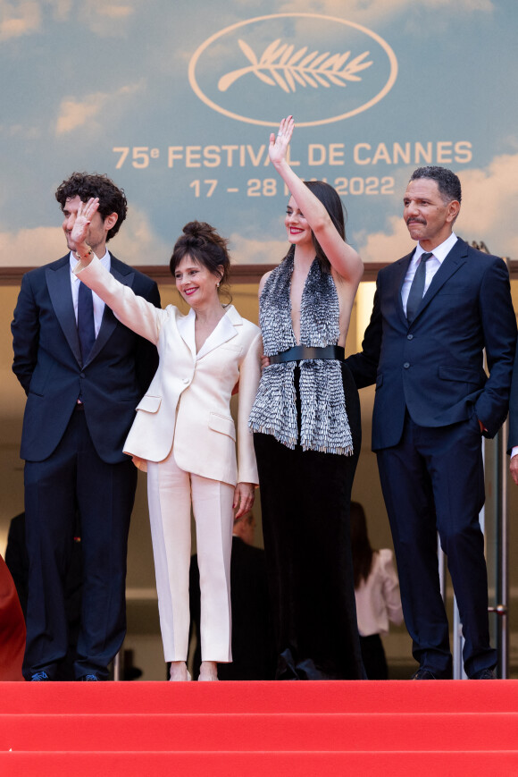 Louis Garrel, Anouk Grinberg, Noémie Merlant, Roschdy Zem - Montée des marches du film "L'Innocent" lors du 75e Festival de Cannes. Le 24 mai 2022. © Olivier Borde / Bestimage