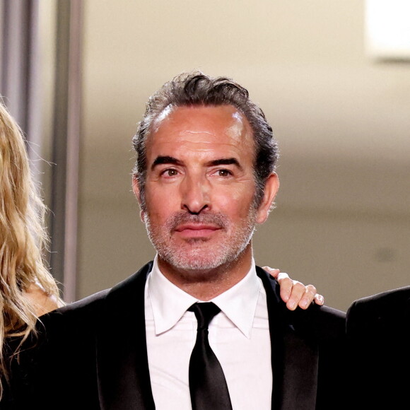 Jean Dujardin - Montée des marches du film "Novembre" lors du 75ème Festival International du Film de Cannes, le 22 mai 2022. © Dominique Jacovides / Bestimage
