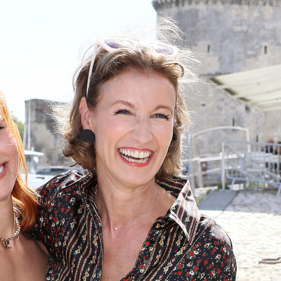 Chloé Jouannet et Alexandra Lamy - Photocall de "Touchées" lors de la 24ème édition du Festival de la Fiction TV de la Rochelle. Le 14 septembre 2022 © Patrick Bernard / Bestimage