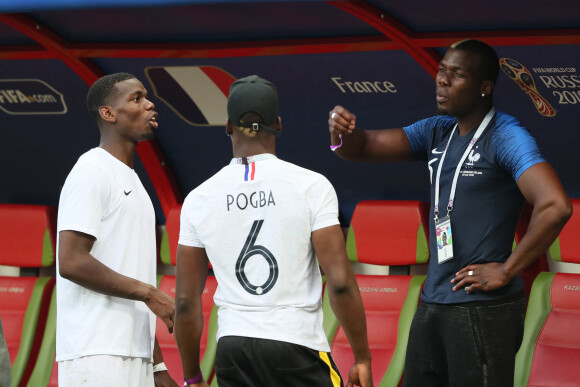 Paul Pogba avant le scandale : avec ses frères Florentin Pogba et Mathias Pogba dans les tribunes opposant la France à l'Argentine lors des 8ème de finale de la Coupe du monde à Kazan en Russie  © Cyril Moreau/Bestimage