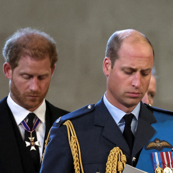 Le prince Harry, duc de Sussex, Meghan Markle, duchesse de Sussex, Le prince William, prince de Galles, Le prince Edward, duc d'Edimbourg - Intérieur - Procession cérémonielle du cercueil de la reine Elisabeth II du palais de Buckingham à Westminster Hall à Londres, où les Britanniques et les touristes du monde entier pourront lui rendre hommage jusqu'à ses obsèques prévues le 19 septembre 2022. Le 14 septembre 2022. 