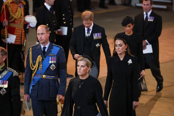 Sophie Rhys-Jones, duchesse d'Edimbourg, Le prince William, prince de Galles, et Catherine (Kate) Middleton, princesse de Galles, Le prince Harry, duc de Sussex et Meghan Markle, duchesse de Sussex - Intérieur - Procession cérémonielle du cercueil de la reine Elisabeth II du palais de Buckingham à Westminster Hall à Londres, où les Britanniques et les touristes du monde entier pourront lui rendre hommage jusqu'à ses obsèques prévues le 19 septembre 2022. Le 14 septembre 2022. 