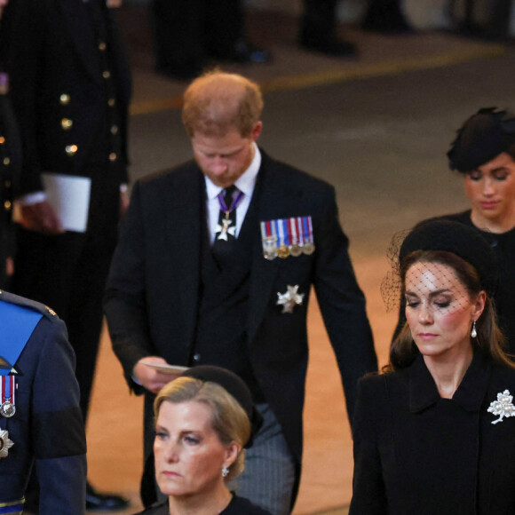 Sophie Rhys-Jones, duchesse d'Edimbourg, Le prince William, prince de Galles, et Catherine (Kate) Middleton, princesse de Galles, Le prince Harry, duc de Sussex et Meghan Markle, duchesse de Sussex - Intérieur - Procession cérémonielle du cercueil de la reine Elisabeth II du palais de Buckingham à Westminster Hall à Londres, où les Britanniques et les touristes du monde entier pourront lui rendre hommage jusqu'à ses obsèques prévues le 19 septembre 2022. Le 14 septembre 2022. 