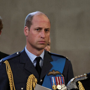 Le prince Harry, duc de Sussex, le prince de Galles William, le prince Edward, comte de Wessex - Intérieur - Procession cérémonielle du cercueil de la reine Elisabeth II du palais de Buckingham à Westminster Hall à Londres. Le 14 septembre 2022 