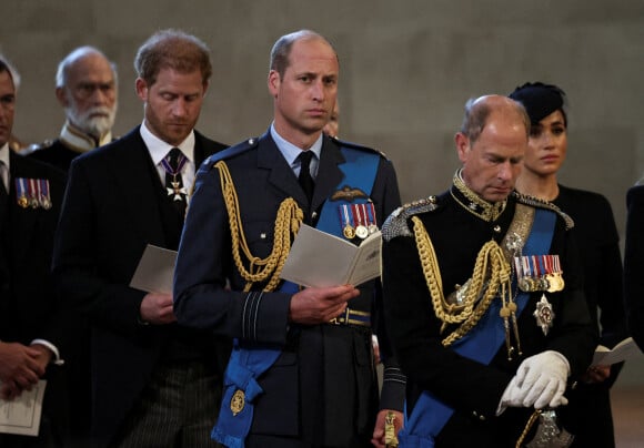 Le prince Harry, duc de Sussex, le prince de Galles William, le prince Edward, comte de Wessex - Intérieur - Procession cérémonielle du cercueil de la reine Elisabeth II du palais de Buckingham à Westminster Hall à Londres. Le 14 septembre 2022 