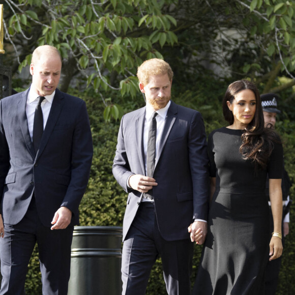 Le prince de Galles William, la princesse de Galles Kate Catherine Middleton, le prince Harry, duc de Sussex, Meghan Markle, duchesse de Sussex devant le château de Windsor, suite au décès de la reine Elisabeth II d'Angleterre. Le 10 septembre 2022