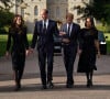 La princesse de Galles Kate Catherine Middleton, le prince de Galles William et le prince Harry, duc de Sussex et Meghan Markle, duchesse de Sussex à la rencontre de la foule devant le château de Windsor, suite au décès de la reine Elisabeth II d'Angleterre. 