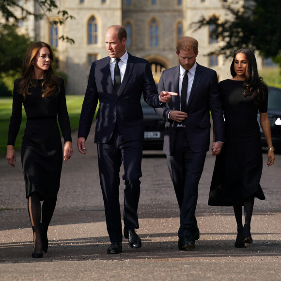 La princesse de Galles Kate Catherine Middleton, le prince de Galles William et le prince Harry, duc de Sussex et Meghan Markle, duchesse de Sussex à la rencontre de la foule devant le château de Windsor, suite au décès de la reine Elisabeth II d'Angleterre. 