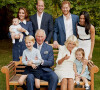 Le prince de Galles pose en famille avec son épouse Camilla Parker Bowles, duchesse de Cornouailles, et ses fils le prince William, duc de Cambridge, et le prince Harry, duc de Sussex, avec leurs épouses, Catherine (Kate) Middleton, duchesse de Cambridge et Meghan Markle, duchesse de Sussex, et les trois petits-enfants le prince George, la princesse Charlotte et le jeune prince Louis. 