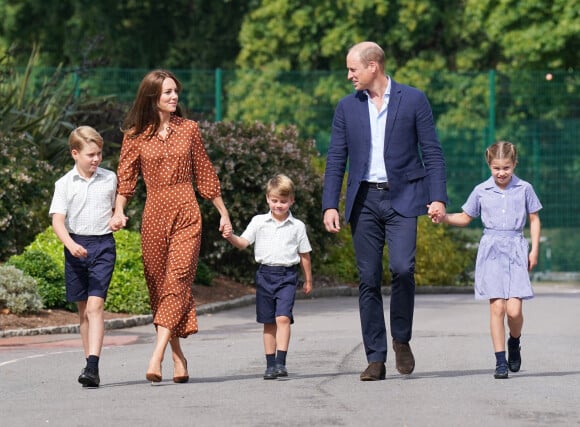 Le prince William, duc de Cambridge et Catherine Kate Middleton, duchesse de Cambridge accompagnent leurs enfants George, Charlotte et Louis à l'école Lambrook le 7 septembre 2022. 