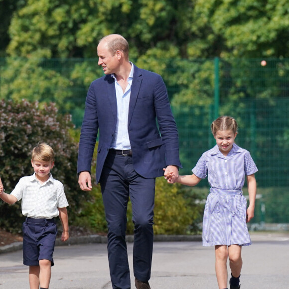 Le prince William, duc de Cambridge et Catherine Kate Middleton, duchesse de Cambridge accompagnent leurs enfants George, Charlotte et Louis à l'école Lambrook le 7 septembre 2022. 