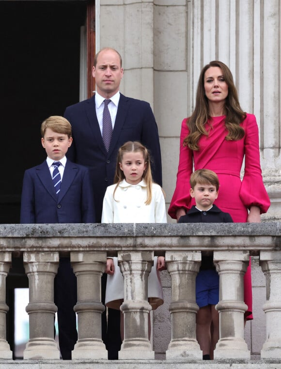 le prince William, duc de Cambridge, Catherine Kate Middleton, duchesse de Cambridge et leurs enfants le prince George, la princesse Charlotte et le prince Louis - La famille royale regarde la grande parade qui clôture les festivités du jubilé de platine de la reine à Londres le 5 juin 2022. 