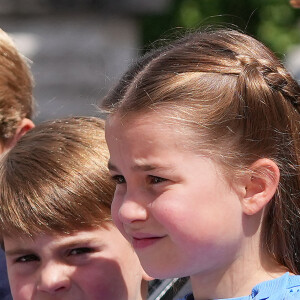 Le prince George de Cambridge, le prince Louis et la princesse Charlotte - Les membres de la famille royale regardent le défilé Trooping the Colour depuis un balcon du palais de Buckingham à Londres lors des célébrations du jubilé de platine de la reine le 2 juin 2022. 