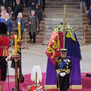 Le roi Charles III organise une veillée au côté du cercueil de la reine Elizabeth II d'Angleterre au Westminster Hall à Londres, Royaume Uni, le 16 septembre 2022. 