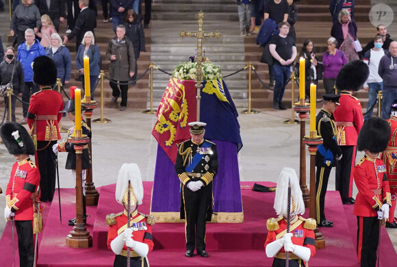Le roi Charles III organise une veillée au côté du cercueil de la reine Elizabeth II d'Angleterre au Westminster Hall à Londres, Royaume Uni, le 16 septembre 2022. 
