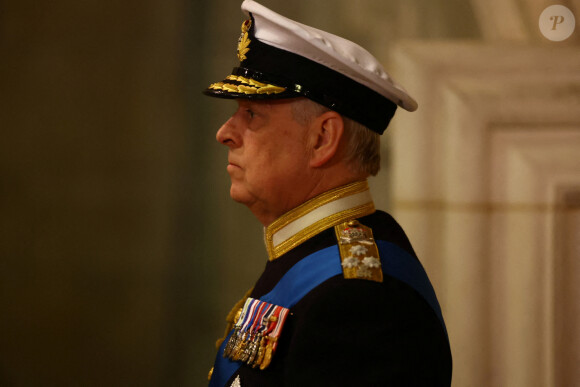 Le prince Andrew, duc d'York - Le roi d'Angleterre organise une veillée au côté du cercueil de la reine Elizabeth II d'Angleterre au Westminster Hall à Londres, Royaume Uni, le 16 septembre 2022. 