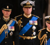 Le roi Charles III, accompagné du prince Edward, comte de Wessex, et du prince Andrew, duc d'York, organise une veillée au côté du cercueil de la reine Elizabeth II d'Angleterre au Westminster Hall à Londres, Royaume Uni, le 16 septembre 2022. 