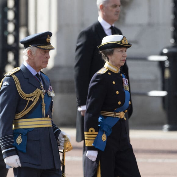 Le roi Charles III d'angleterre, la princesse Anne et le prince Andrew, duc d'York - Procession cérémonielle du cercueil de la reine Elisabeth II du palais de Buckingham à Westminster Hall à Londres le 14 septembre 2022. © Photoshot / Panoramic / Bestimage 