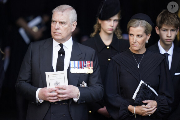 Le prince Andrew, duc d'York, Sophie Rhys-Jones, duchesse d'Edimbourg, James Mountbatten-Windsor - Sortie - Procession cérémonielle du cercueil de la reine Elisabeth II du palais de Buckingham à Westminster Hall à Londres, où les Britanniques et les touristes du monde entier pourront lui rendre hommage jusqu'à ses obsèques prévues le 19 septembre 2022. Le 14 septembre 2022. 