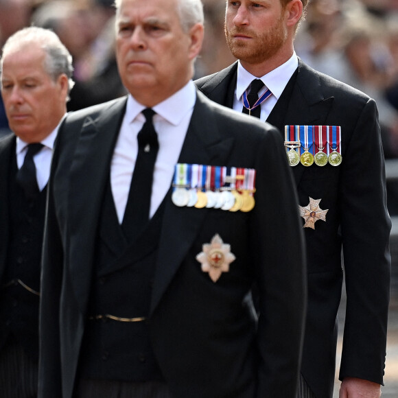 Le prince Harry, duc de Sussex et le prince Andrew, duc d'York - Procession cérémonielle du cercueil de la reine Elisabeth II du palais de Buckingham à Westminster Hall à Londres, Royaume Uni, le 14 septembre 2022. 