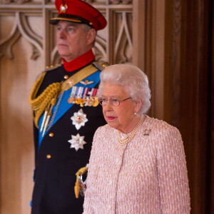 La reine Elisabeth II, accompagnée du prince Andrew (duc d'York), a rencontré les membres de la "Royal Lancers" lors d'une réception au château de Windsor. Le 5 avril 2017 