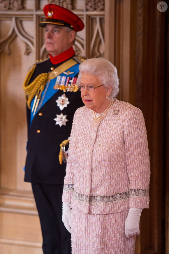 La reine Elisabeth II, accompagnée du prince Andrew (duc d'York), a rencontré les membres de la "Royal Lancers" lors d'une réception au château de Windsor. Le 5 avril 2017 