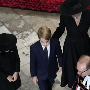 Catherine, princesse de Galles, le prince George et la princesse Charlotte - Service funéraire à l'Abbaye de Westminster pour les funérailles d'Etat de la reine Elizabeth II d'Angleterre. Le sermon est délivré par l'archevêque de Canterbury Justin Welby (chef spirituel de l'Eglise anglicane) au côté du doyen de Westminster David Hoyle. Londres, le 19 septembre 2022. © Frank Augstein / PA via Bestimage 