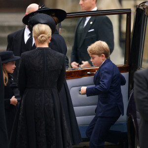 La princesse Charlotte et le prince George de Galles - Arrivées au service funéraire à l'Abbaye de Westminster pour les funérailles d'Etat de la reine Elizabeth II d'Angleterre. Le sermon est délivré par l'archevêque de Canterbury Justin Welby (chef spirituel de l'Eglise anglicane) au côté du doyen de Westminster David Hoyle. Londres, le 19 septembre 2022. © Peter Byrne / PA via Bestimage 