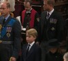 George et Charlotte entourés de leurs parents dans la cathédrale de Westminster.