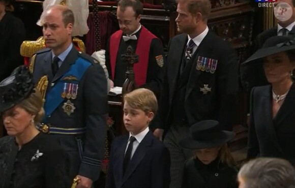 George et Charlotte entourés de leurs parents dans la cathédrale de Westminster.