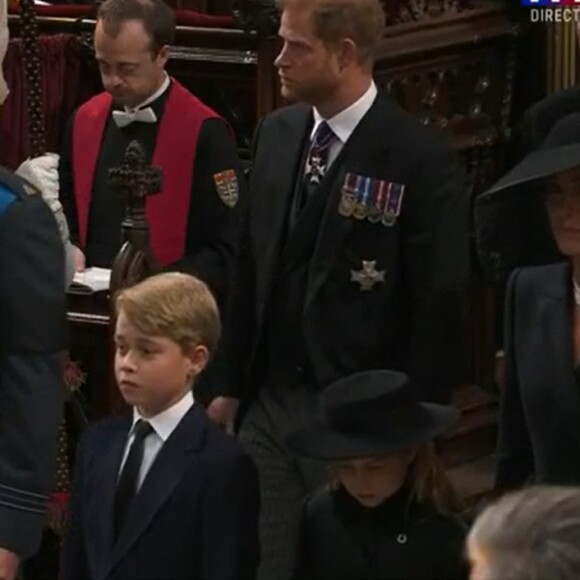 George et Charlotte entourés de leurs parents dans la cathédrale de Westminster.