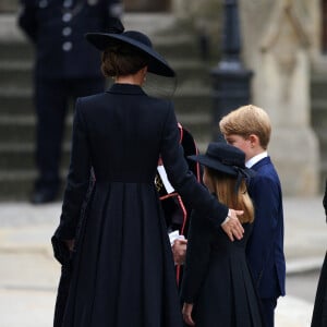 La princesse de Galles, le prince George et la princesse Charlotte arrivent à la messe en hommage à la reine Elizabeth II. Londres, le 19 septembre 2022. @Peter Byrne