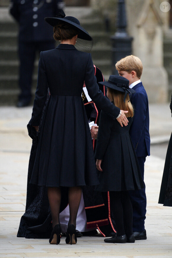 La princesse de Galles, le prince George et la princesse Charlotte arrivent à la messe en hommage à la reine Elizabeth II. Londres, le 19 septembre 2022. @Peter Byrne