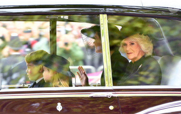 La princesse de Galles, la reine Camilla, le prince George et la princesse Charlotte arrivent à la messe en hommage à la reine Elizabeth II. Londres, le 19 septembre 2022. @Peter Byrne