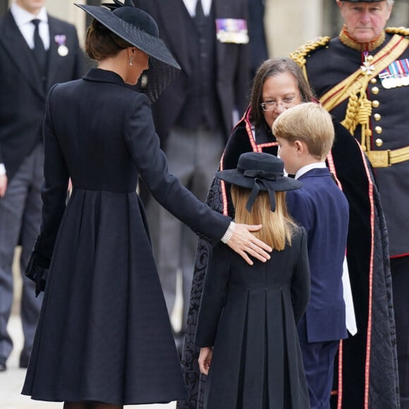 La princesse de Galles, le prince George et la princesse Charlotte arrivent à la messe en hommage à la reine Elizabeth II. Londres, le 19 septembre 2022. @Peter Byrne