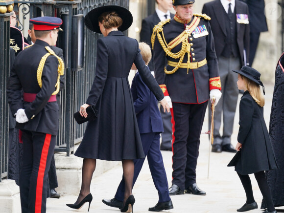La princesse de Galles, le prince George et la princesse Charlotte arrivent à la messe en hommage à la reine Elizabeth II. Londres, le 19 septembre 2022. @ Andrew Milligan/PA Photos/ABACAPRESS.COM