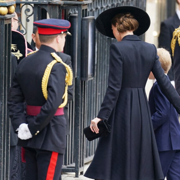 La princesse de Galles, le prince George et la princesse Charlotte arrivent à la messe en hommage à la reine Elizabeth II. Londres, le 19 septembre 2022. @ Andrew Milligan/PA Photos/ABACAPRESS.COM