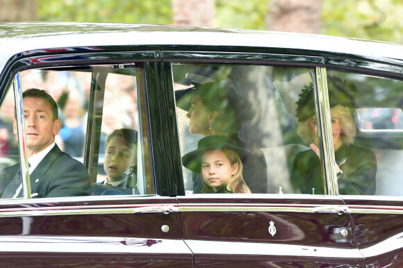 La princesse de Galles, la reine consort, le prince George et la princesse Charlotte arrivent à la messe en hommage à la reine Elizabeth II. Londres, le 19 septembre 2022. @Peter Byrne