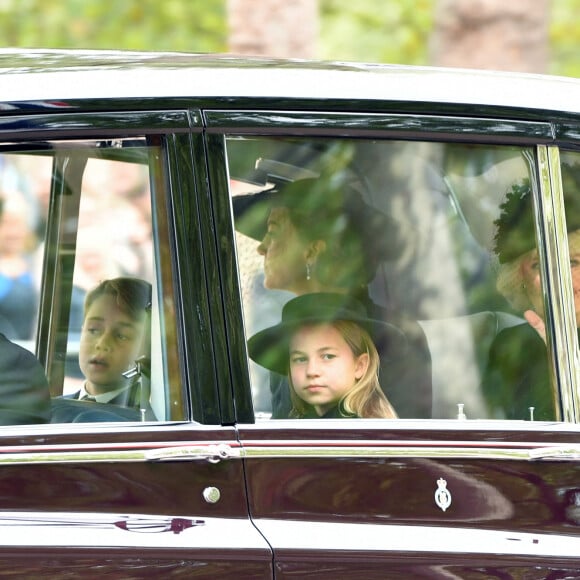 La princesse de Galles, la reine consort, le prince George et la princesse Charlotte arrivent à la messe en hommage à la reine Elizabeth II. Londres, le 19 septembre 2022. @Peter Byrne