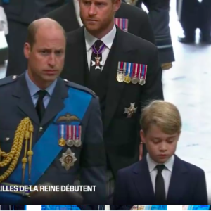 Le prince William est accompagné par deux de ses enfants George (prince héritier) et Charlotte, ainsi que de son épouse Kate lors des funérailles en l'abbaye de Westminster d'Elizabeth II le 19 septembre 2022