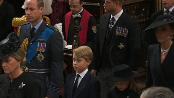 George et Charlotte, sérieux et entourés de leurs parents derrière le cercueil d'Elizabeth II