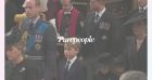 George et Charlotte, sérieux et entourés de leurs parents derrière le cercueil d'Elizabeth II