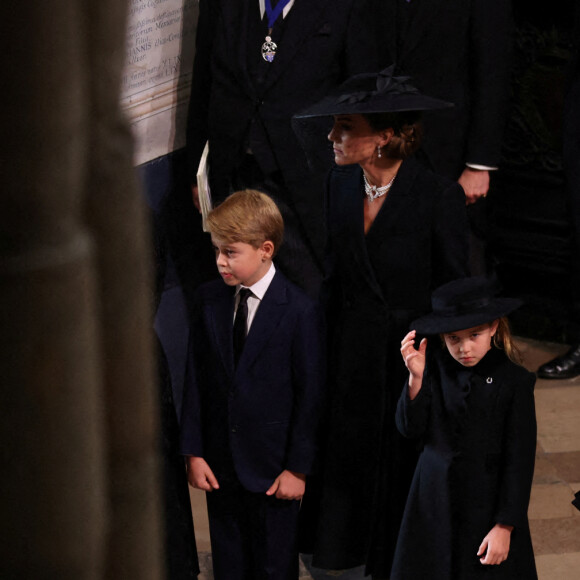 Catherine , princesse de Galles, le prince George, la princesse Charlotte, Meghan Markle - Service funéraire à l'Abbaye de Westminster pour les funérailles d'Etat de la reine Elizabeth II d'Angleterre. Le sermon est délivré par l'archevêque de Canterbury Justin Welby (chef spirituel de l'Eglise anglicane) au côté du doyen de Westminster David Hoyle. Londres, le 19 septembre 2022. © Phil Noble / PA via Bestimage 