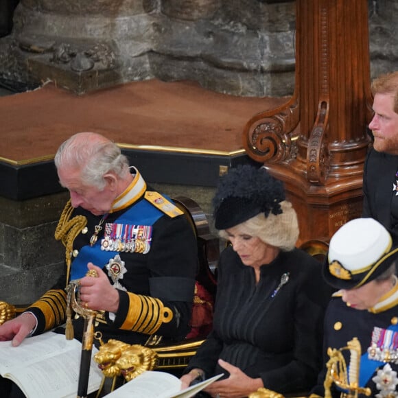 Le roi Charles III d'Angleterre, la reine consort Camilla Parker Bowles, la princesse Anne, Sir Timothy Laurence, le prince Andrew, duc d'York, le prince Edward, comte de Wessex, le prince Harry, duc de Sussex, Meghan Markle, duchesse de Sussex, la princesse Beatrice d'York - Service funéraire à l'Abbaye de Westminster pour les funérailles d'Etat de la reine Elizabeth II d'Angleterre. Le 19 septembre 2022 © Dominic Lipinski / PA via Bestimage